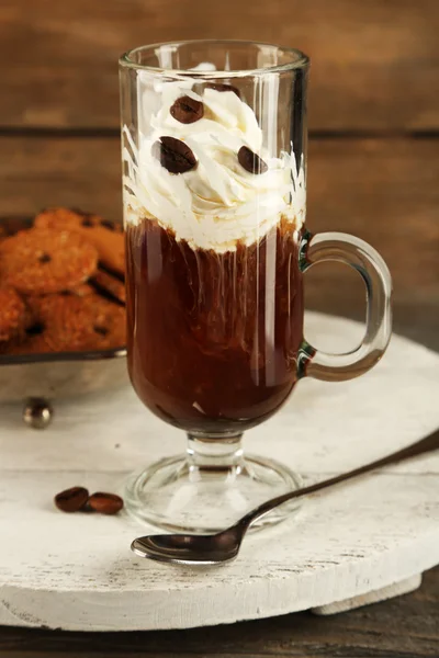 Taza de café con crema y galletas sobre fondo de madera —  Fotos de Stock