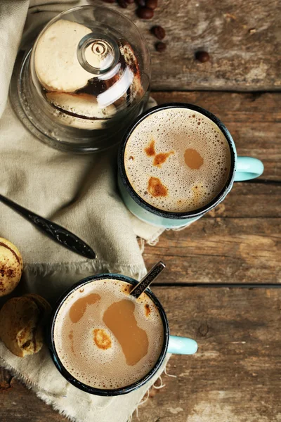 Schöne Komposition mit leckerem Cappuccino auf Holztisch — Stockfoto