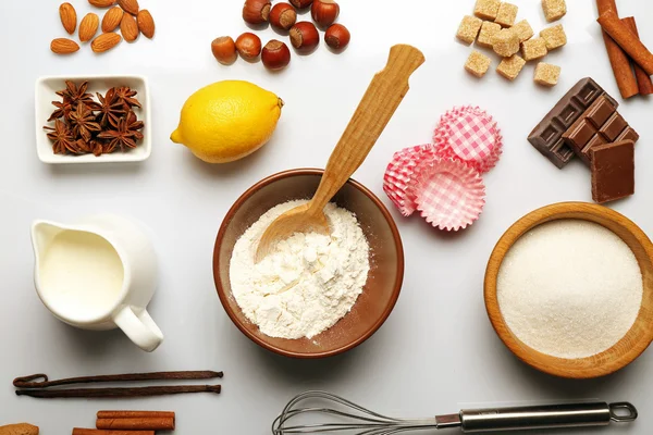 Ingredientes alimentarios y utensilios de cocina para cocinar sobre fondo blanco — Foto de Stock