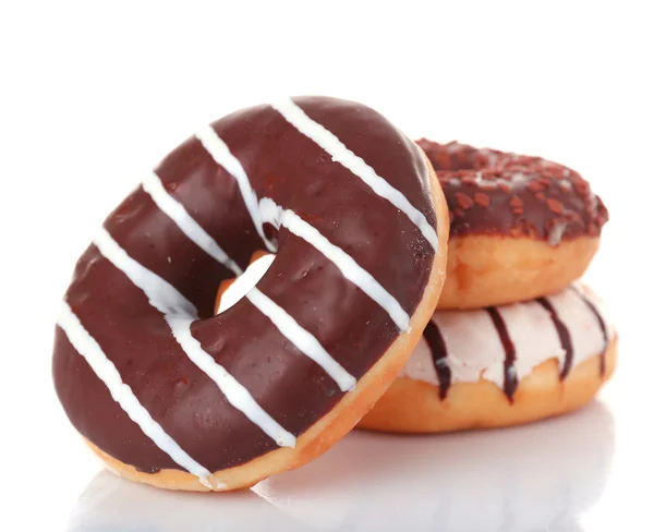 Deliciosos donuts com gelo isolado em branco — Fotografia de Stock