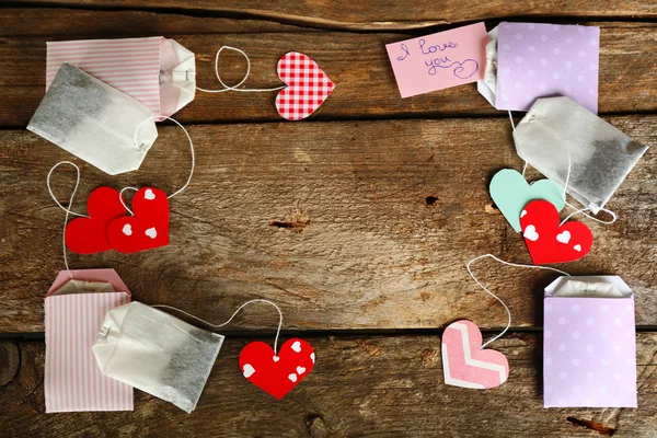 Καρδιά σχήμα teabag Ετικέτες σε ξύλινα φόντο — Φωτογραφία Αρχείου