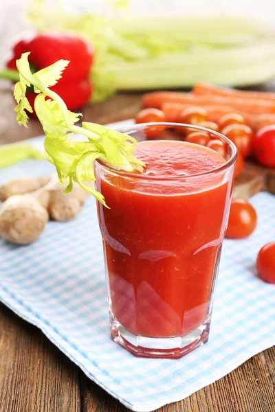 Vaso de jugo de tomate con verduras en la mesa de madera de cerca — Foto de Stock