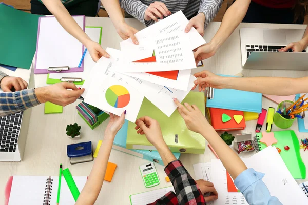 Groep van mensen die werkzaam zijn op Bureau bovenaanzicht — Stockfoto