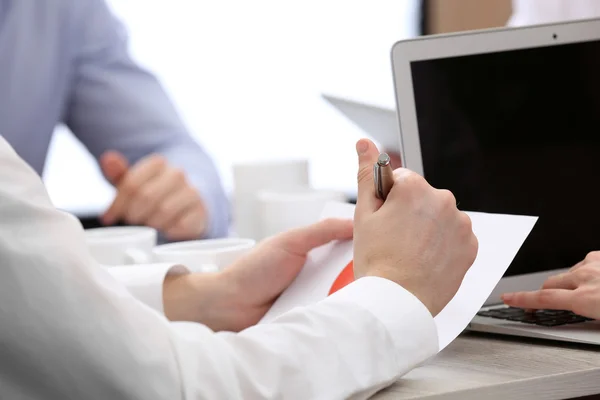 Gruppe von Geschäftsleuten, die im Büro arbeiten — Stockfoto