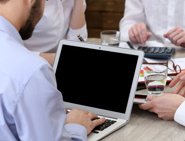 Gruppo di uomini d'affari che lavorano in ufficio — Foto Stock