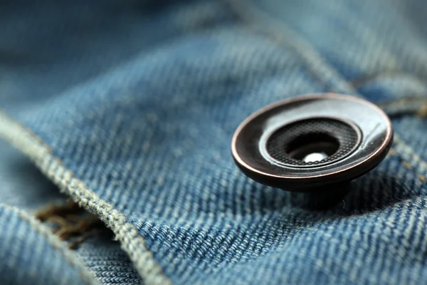 Botón de metal en la ropa de cerca — Foto de Stock