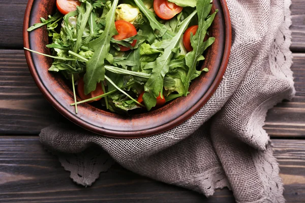 Salada com arugula e tomate cereja em mesa de madeira — Fotografia de Stock