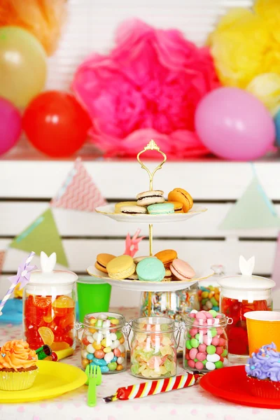 Mesa de aniversário preparada com doces para festa de crianças — Fotografia de Stock