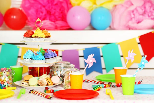 Prepared birthday table with sweets for children party — Stock Photo, Image