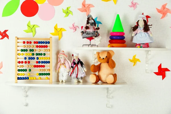 Regale mit Spielzeug im Kinderzimmer in Großaufnahme — Stockfoto