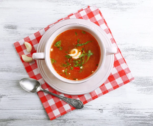 Ukrainische Rote-Bete-Suppe - Borscht, auf Serviette, auf Holzgrund — Stockfoto