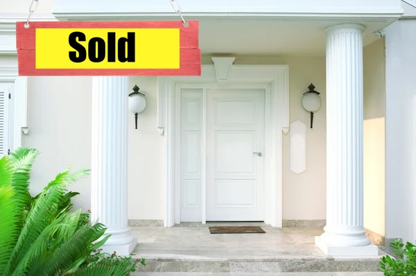 Verkauftes Haus zu verkaufen Immobilienschild vor neuem Haus — Stockfoto