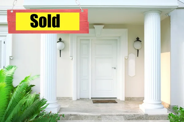 Sold home for sale Real estate sign in front of new house — Stock Photo, Image