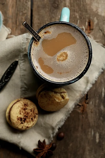 Leckerer Cappuccino auf dem Tisch — Stockfoto