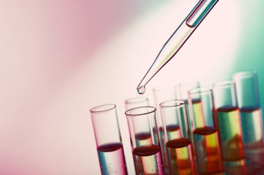 Pipet sıvı test tüpleri parlak arka plan üzerinde bir ekleme