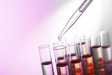 Pipet sıvı test tüpleri parlak arka plan üzerinde bir ekleme