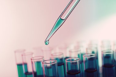 Pipet sıvı test tüpleri parlak arka plan üzerinde bir ekleme