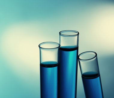 mavi arka plan üzerinde test tüpleri