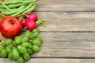 Taze organik sebzeler ve ahşap arka planda meyveler ile yaz çerçevesi