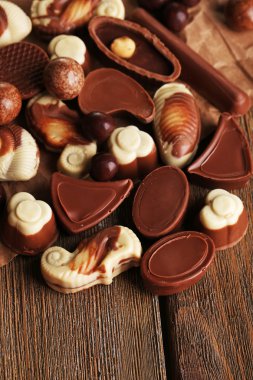 ahşap masa yakın çekim üzerinde çikolata çeşitleri