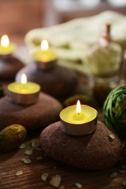 Ahşap arka planda spa tedavisinin bileşimi