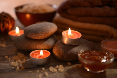 Ahşap arka planda spa tedavisinin bileşimi
