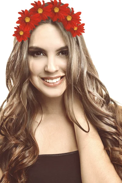 Mooie jonge vrouw met krans van bloemen — Stockfoto