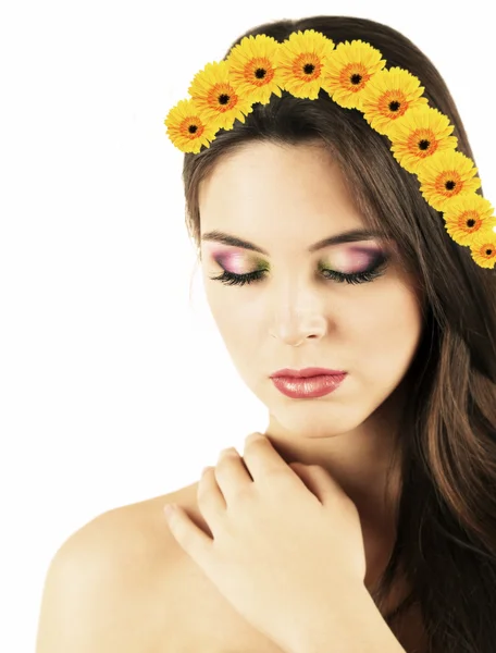 Vacker ung kvinna med krans av blommor — Stockfoto