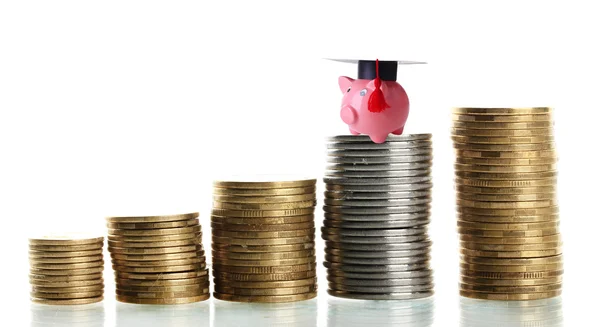 Sparschwein steht auf einem Stapel von Münzen isoliert auf weiß — Stockfoto