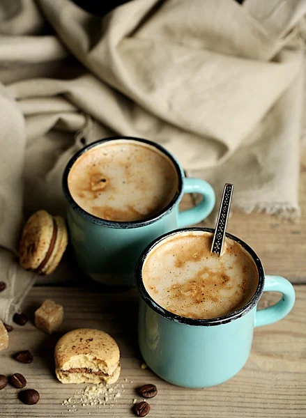 Läcker cappuccino på bord — Stockfoto