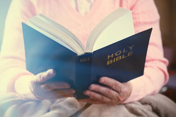 Old woman reading Bible, closeup — Stock Photo, Image