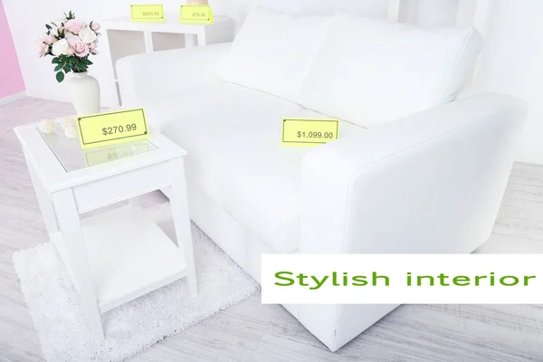 Nya vita möbler med priser i showroom — Stockfoto