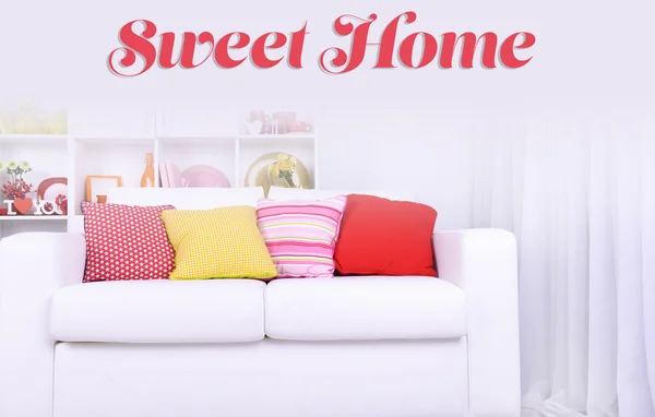 Diseño interior moderno. Salón blanco con sofá y estantería. Concepto Sweet Home — Foto de Stock