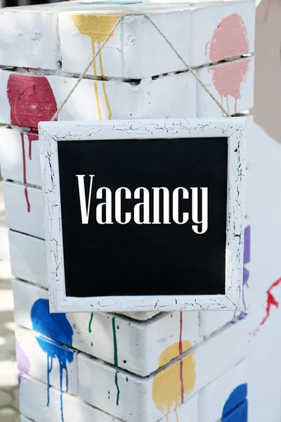 Signboard with text Vacancy near hotel — Stock Photo, Image