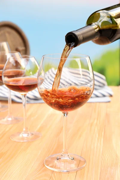 Red wine pouring into wine glass, close-up — Stock Photo, Image