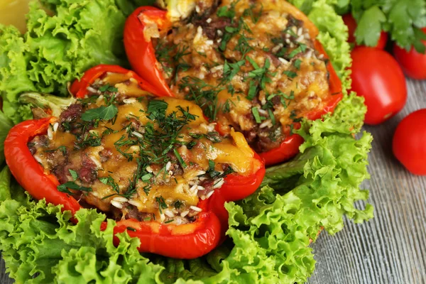 Pimientos rojos rellenos con verduras y verduras en la mesa de cerca — Foto de Stock