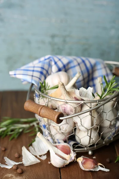 Rauwe knoflook en kruiden op houten tafel — Stockfoto