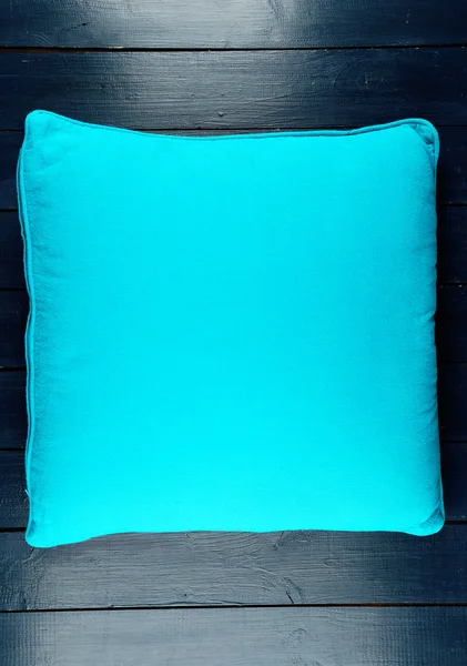 多彩的枕头上颜色木制背景 — 图库照片