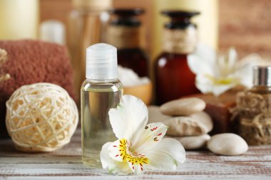 Ahşap arka planda spa tedavisinin bileşimi