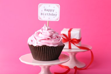 Pembe bir arka plan üzerinde yazıt ile lezzetli kek