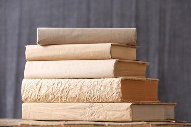 Kitap renk kumaş zemin üzerine yığını