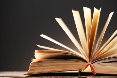 Koyu renkli arka plan üzerinde açık kitap