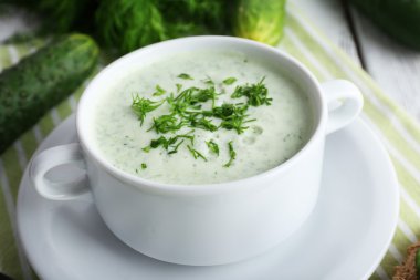 Salatalık çorbası kase renk ahşap masa arka plan üzerinde