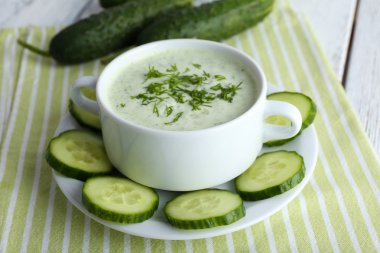 Salatalık çorbası kase renk ahşap masa arka plan üzerinde