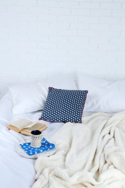 Kitap ve yatakta çay