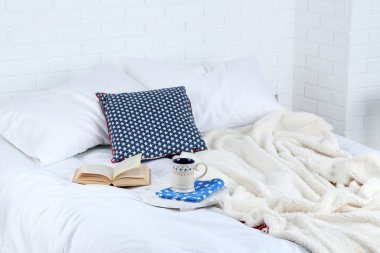 Kitap ve yatakta çay