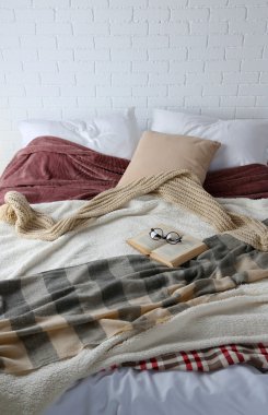 Kitap ve yatakta gözlük