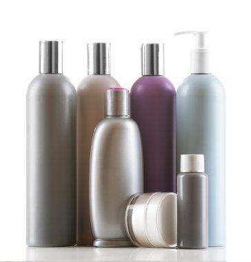 Beyaz arkaplanda izole edilmiş kozmetik şişeler