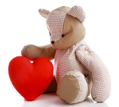 Oyuncak ayı beyaz izole kırmızı kalpli