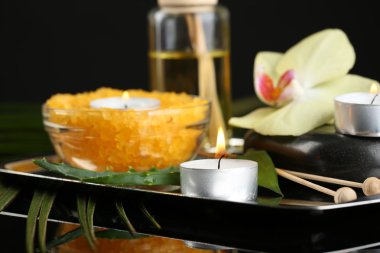 Mumlar ve koyu arka plan üzerinde orkide güzel spa kompozisyonu